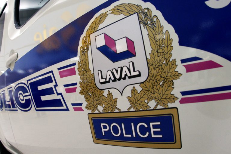 Travailleur décédé après une chute d’une dizaine de pieds à Laval Un travailleur a perdu la vie sur le terrain d’une entreprise de transport et remorquage située sur le rang Saint-Elzéar Est, à Duvernay, dans la matinée du mercredi 19 novembre. (Photo 2M.Media – Archives)
