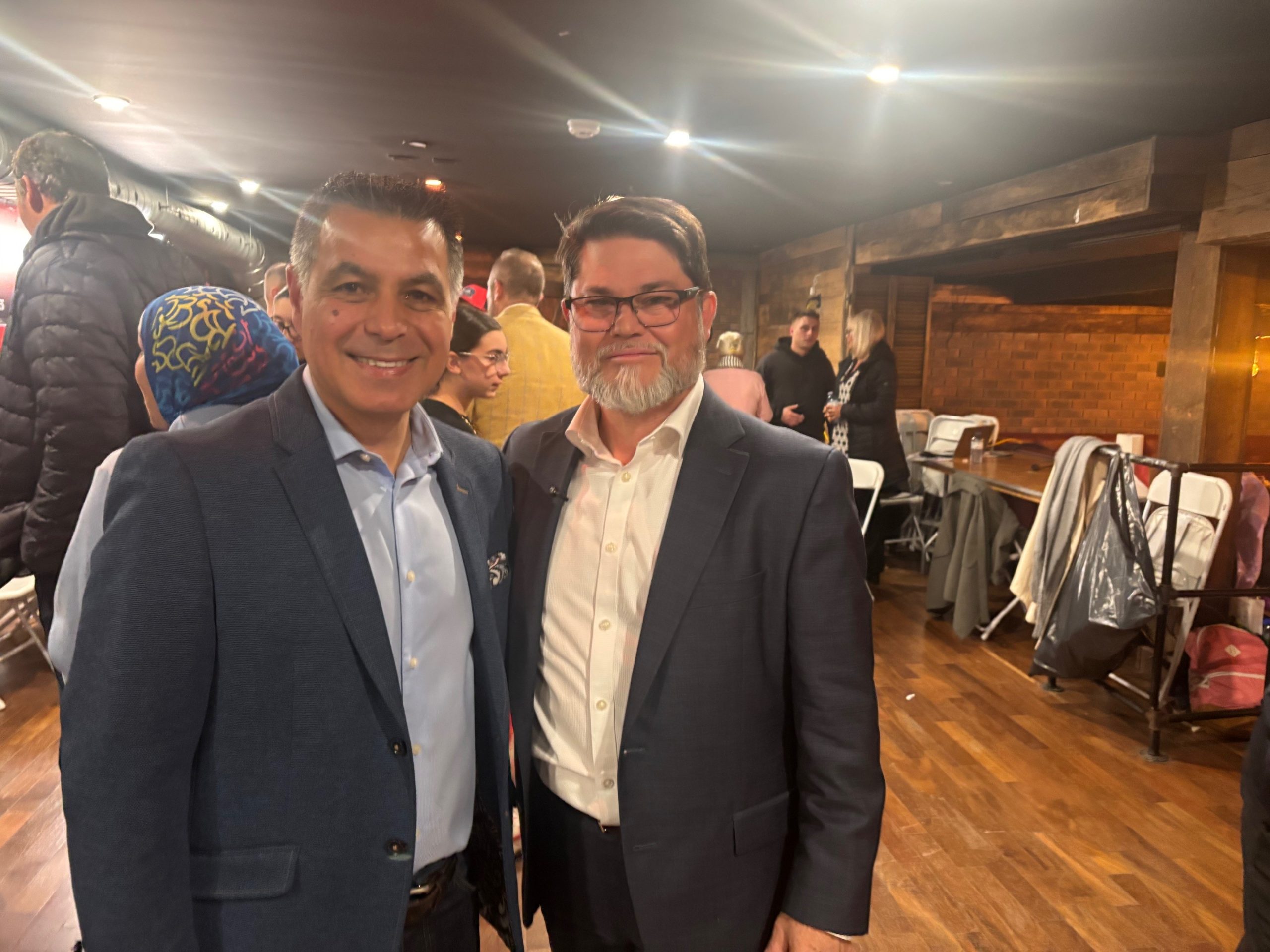 Frédéric Mayer avec l'un de ses candidats réélus chez Action Laval, David De Cotis. (Photo 2M.Media)