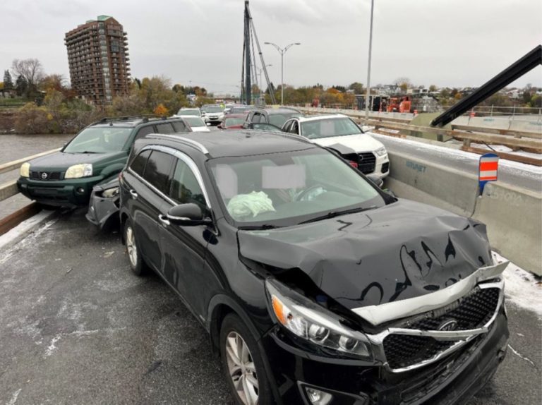 Les conditions météorologiques de novembre n’ont guère tardé à se faire sentir avec ce carambolage de 28 véhicules sur le pont Papineau-Leblanc reliant Laval et Montréal. (Photo gracieuseté)
