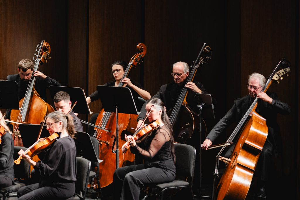 À droite, on peut voir Jacques Tardif, contrebassiste depuis 40 ans au sein de l’OSL. (Photo gracieuseté – Gabriel Fournier)