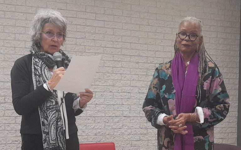 La littérature comme pont entre les cultures à Laval Bel échange sur la littérature entre Leslie Piché, présidente de la Société littéraire de Laval, à gauche, et l'écrivaine d'origine haïtienne, Marie-Celie Agnant, à droite. (Photo 2M.Media - Bélizaire Raphaël)