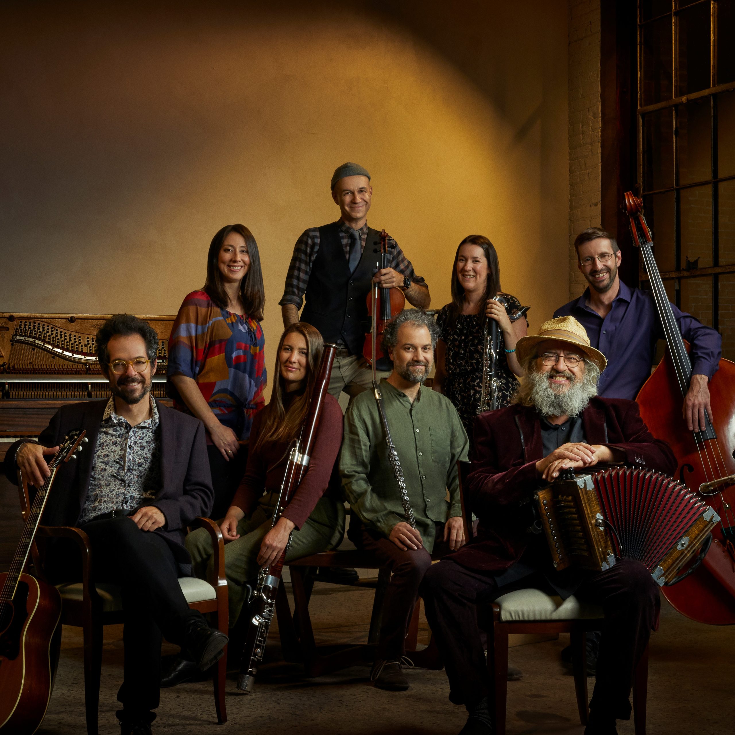 Yves Lambert entouré de son nouveau groupe de musiciens rassemblé pour marquer ses 50 ans de carrière. (Photo gracieuseté)