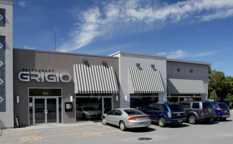 Le restaurant Grigio, situé au 993, boulevard Saint-Martin Ouest, à Laval, a reçu une contravention de 1000$ du MAPAQ. (Capture d'écran - Google Maps)