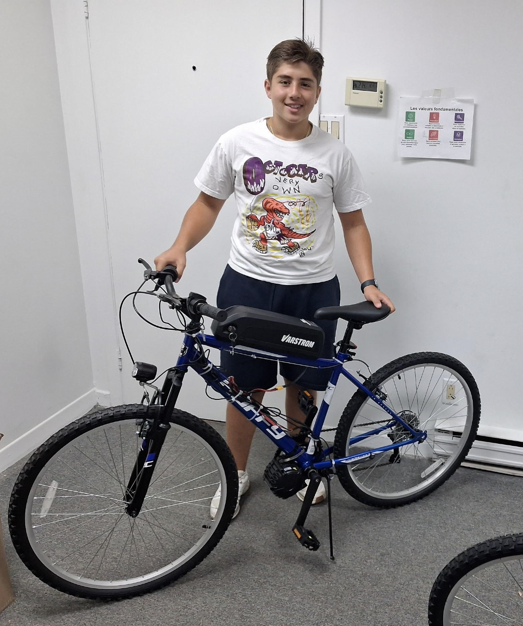 Marc-Anthony Mourad avec l’un des cinq vélos électriques conçus dans le cadre du projet fait en partenariat avec le Club Techno du Centre Lavallois de ressources éducatives et culturelles. (Photo gracieuseté)