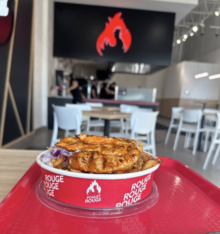 Photo prise à la nouvelle succursale de Poulet Rouge située en bordure de l'autoroute 440, à Laval. (Capture d'écran - Google Maps)