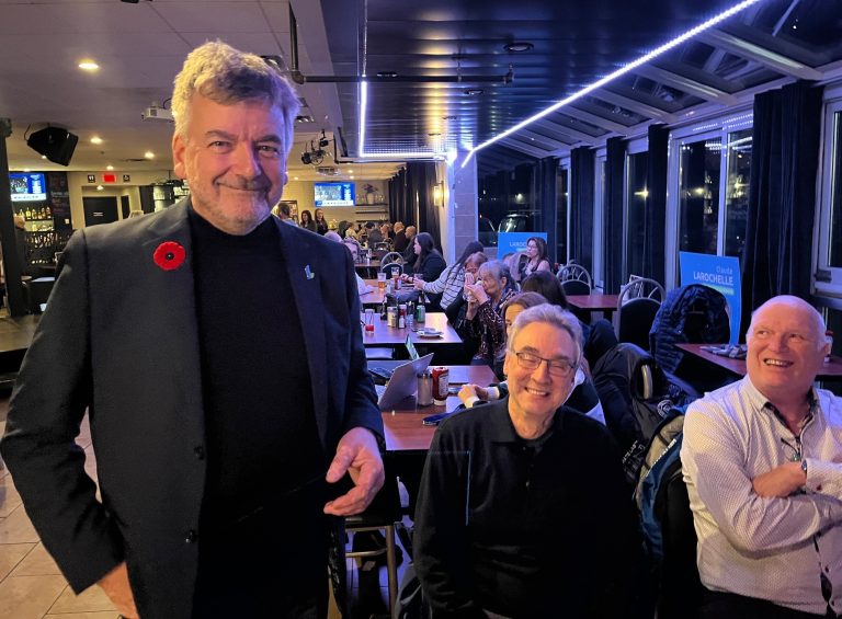 Élections municipales 2025 | Suivez le Parti Laval en direct Claude Larochelle, au rassemblement de Parti Laval. (Photo Geneviève Quessy)