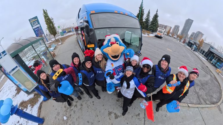 Collecte record de 1,5 tonne de denrées à la STL Collecte de denrées record pour les paniers de Noël par la Société de transport de Laval. (Photo gracieuseté - Société de transport de Laval)