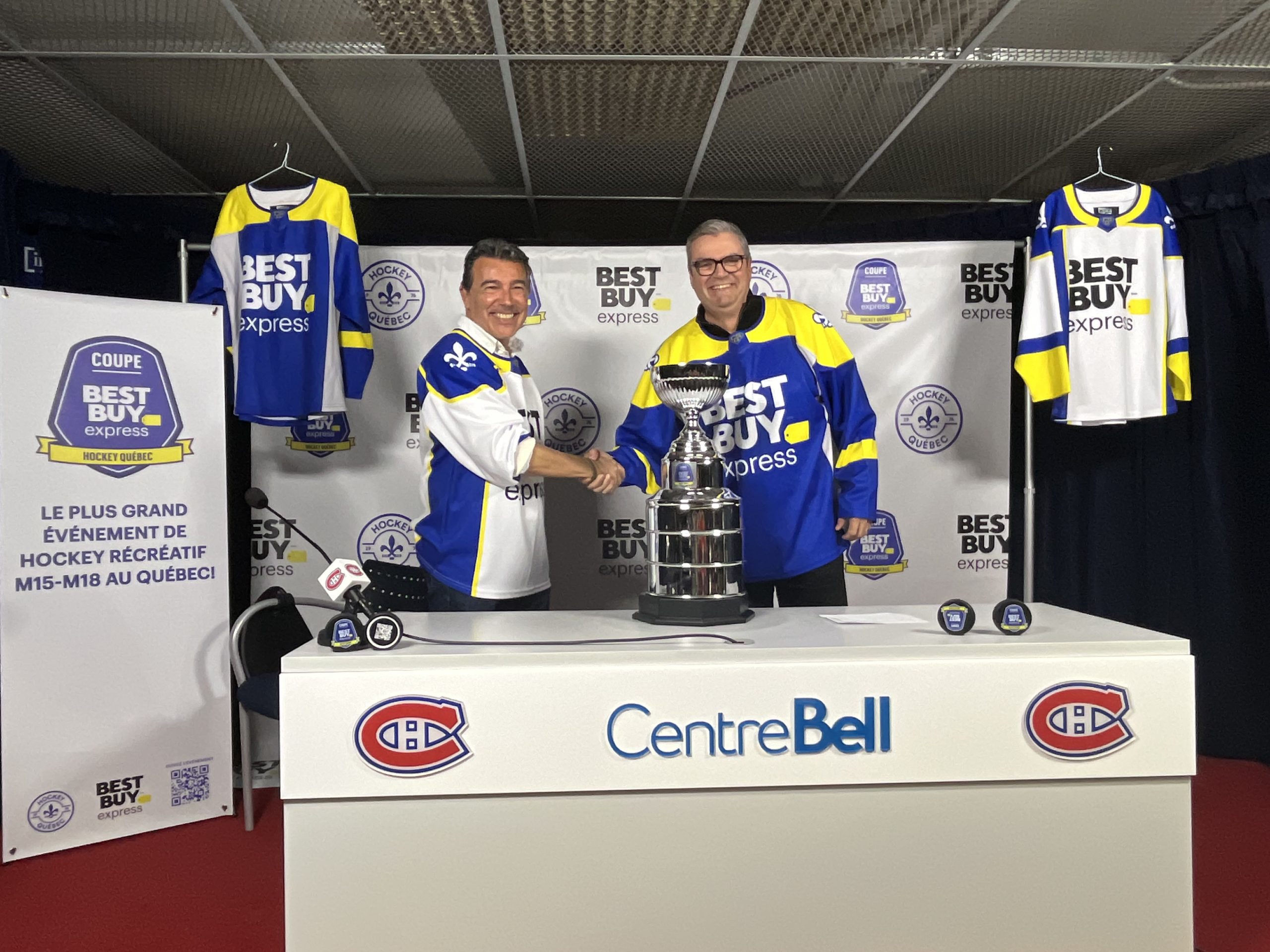 Thierry Lopez, directeur marketing et affaires corporatives, au Québec, de Best Buy Canada, et Stéphane Auger, président de Hockey Québec, à l’occasion du lancement de la Coupe Best Buy Express lors d’une conférence de presse tenue au Centre Bell, à Montréal. (Photo gracieuseté)