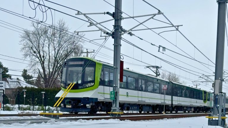 Un train du REM de passage à la station Sainte-Dorothée à Laval lors du lancement officiel du service le lundi 17 novembre. (Photo 2M.Media - Julie L'Hérault)