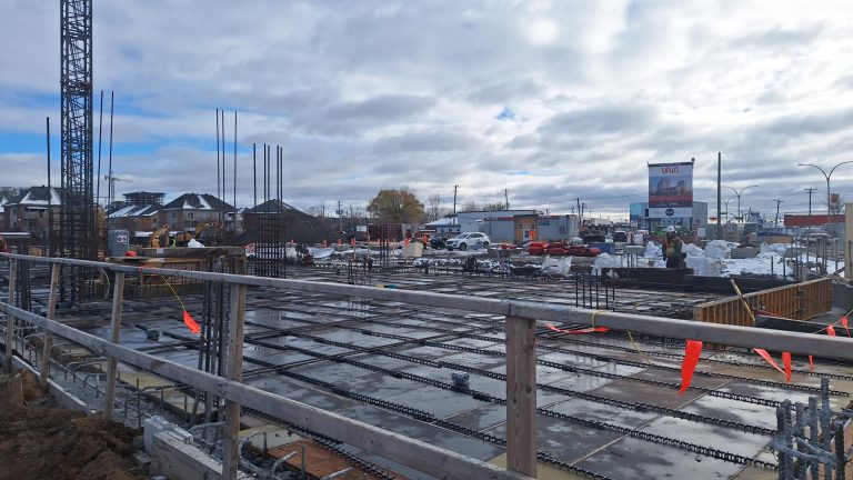 Les mises en chantier ont décuplé en octobre À la jonction sud-est de l’autoroute 440 et du boulevard Curé-Labelle, dans Chomedey, la première phase du projet d’habitation VAIA livrera 305 logements locatifs au premier trimestre 2027.