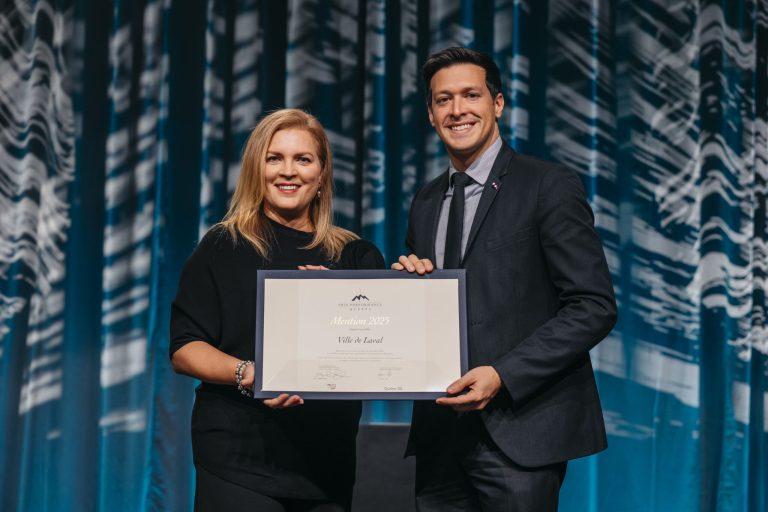 Le maire de Laval, Stéphane Boyer, accepte le Prix performance Québec (PPQ) dans la catégorie Organisme public des mains de Geneviève Hébert, ajointe parlementaire du ministre délégué à l’Économie et aux Petites et Moyennes Entreprises.