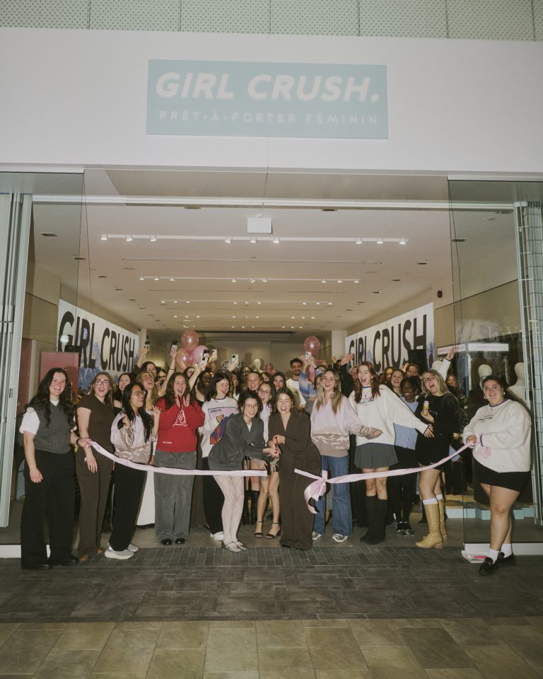 Première boutique Girl Crush à Laval Des dizaines de personnes étaient rassemblées pour célébrer l’ouverture de la boutique éphémère Girl Crush au Carrefour Laval, le 20 novembre. (Photo gracieuseté - Mathilde Gardonio Photographie)