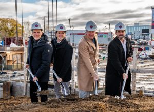 Première pelletée de terre symbolique d’un projet d’habitation qui nécessitera des investissements de 260 M$ dans Chomedey. Dans l’ordre habituel, Martin Raymond, président-directeur général du Fonds immobilier de solidarité FTQ, Stéphane Boyer, maire de Laval, Luc Quenneville, président de Dév Méta et Les Entreprises QMD, ainsi que Patrick Nihon, chef de l’exploitation chez Dév Méta.