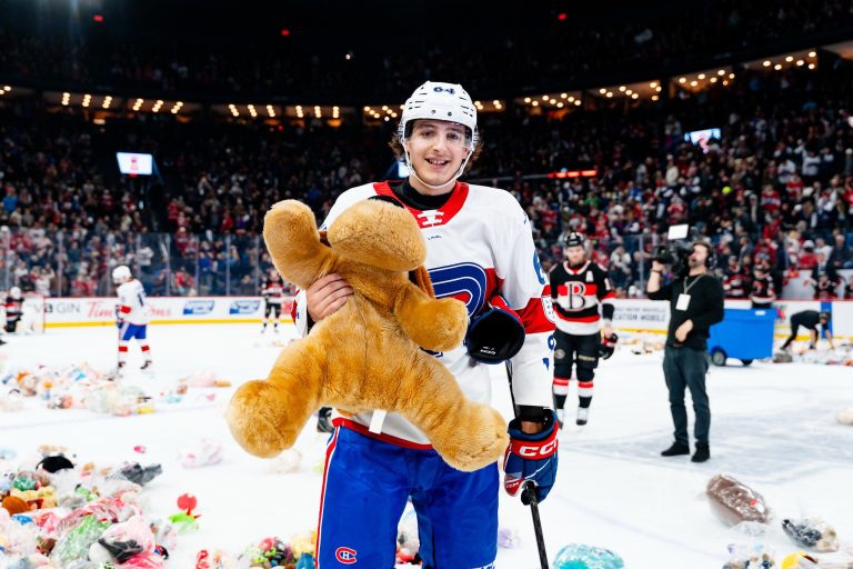 Le Rocket récolte 11 885 toutous pour la bonne cause Le défenseur David Reinbacher a marqué le but qui a déclenché une avalanche de peluches à l'occasion du Match du lancer du toutou à la Place Bell. (Photo gracieuseté - Compte X du Rocket de Laval)