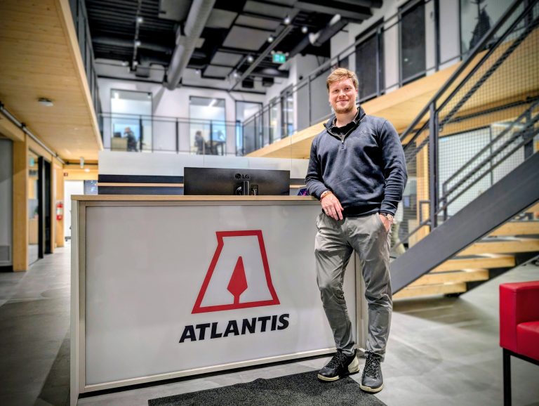 Des équipements de gym de Laval à l’international Jordan Sansoucy, propriétaire de l’entreprise lavalloise Atlantis Strength. (Photo 2M.Media – Nicholas Pereira)