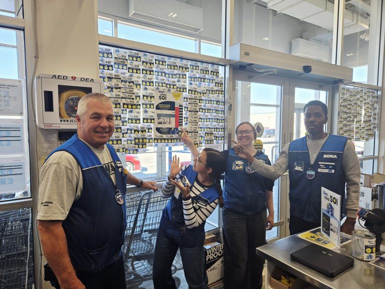 Une équipe RONA en magasin lors de la campagne Bien chez soi. (Photo gracieuseté)