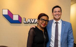 Le maire Stéphane Boyer en présence de l’ex-conseillère municipale et présidente de la STL, Jocelyne Frédéric Gauthier, décédée le 20 novembre des suites d’une courte maladie.