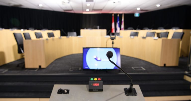 Cérémonie d’assermentation des élus, dimanche La salle du conseil municipal à la Ville de Laval.