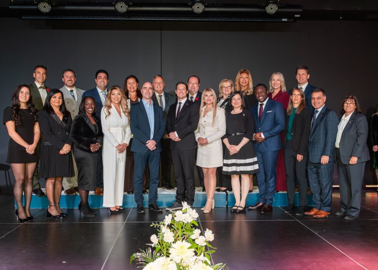 Voici la composition du nouveau conseil municipal pour les quatre prochaines années à Laval. Au centre, le maire Stéphane Boyer entouré de tous les conseillers municipaux à l’exception de Vasilios Karidogiannis, absent lors de la cérémonie d’assermentation tenue dimanche 9 novembre.