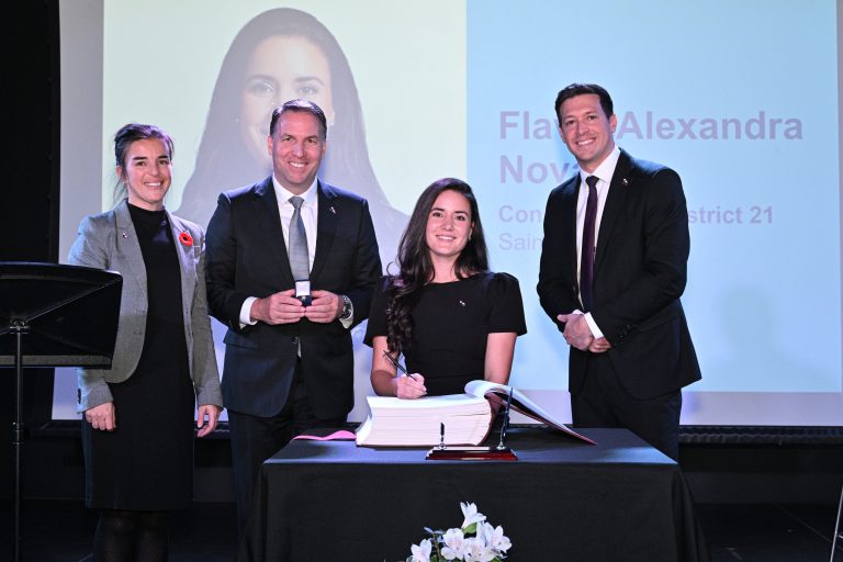 Flavia Alexandra Novac lors de son assermentation, hier. La conseillère municipale dans Sainte-Rose et nouvellement nommée membre du comité exécutif est entourée de la greffière Me Marie-Christine Lefebvre, du directeur général de la Ville, Benoît Collette, et du maire Stéphane Boyer.