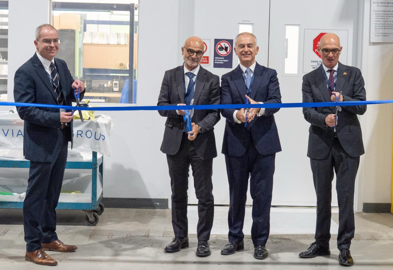 Aéronautique: Mecaer America inaugure une 2e usine à Laval Lors de la traditionnelle coupe de ruban marquant l’inauguration officielle de l’usine de traitement de surface plus tôt cet automne dans le parc industriel Centre, de gauche à droite, Michael Tabah, président-directeur général de Mecaer America, Marco Acca, chef de la direction de Mecaer Aviation Group, Gianpaolo Di Dio, directeur des investissements et associé principal chez Fondo Italiano d’Investimento SGR, et Enrico Pavone, consul général d’Italie à Montréal.