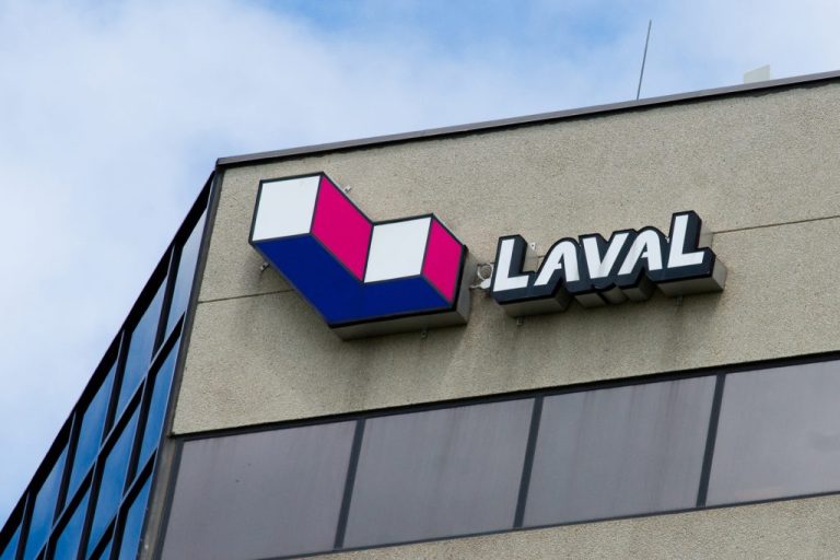Laval maintient sa cote AA+, mais avec un bémol Standard & Poor’s révise les perspectives financières de «stables» à «négatives» de la Ville de Laval qui conserve la meilleure cote de crédit du monde municipal.