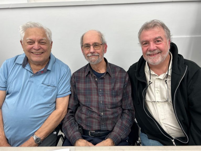 La Société nationale du Québec reconduit ses administrateurs à Laval Le président de la Société nationale du Québec (SNQ) à Laval, Michel Leduc, entouré du vice-président Jean Pontbriand et du secrétaire Jean Desautels.