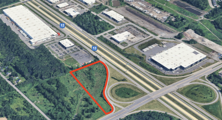 Un 2e magasin-entrepôt Costco à Laval ? Voici le terrain acquis par Costco Canada en bordure de la voie de desserte de l’autoroute 13 à l’angle du boulevard Saint-Martin. Au nord, sur la photo satellitaire, on retrouve les terrains et bâtiments abritant un concessionnaire automobile Hyundai et le magasin-entrepôt Structube.