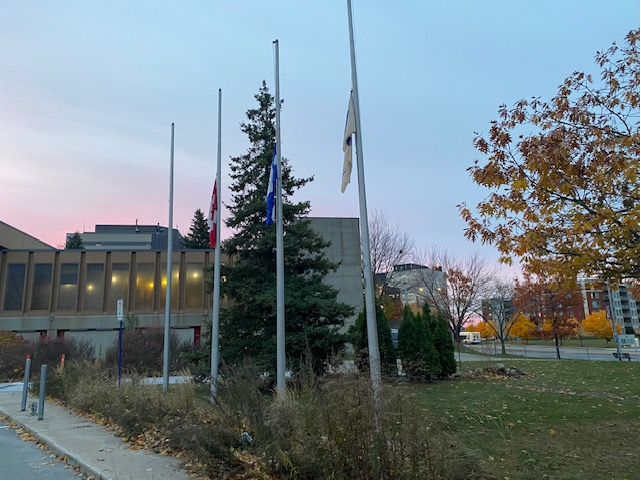 La Ville de Laval reconnaît l’apport de l’ancienne députée et ministre Lise Bacon récemment décédée en mettant ses drapeaux en berne. (Photo gracieuseté – Ville de Laval)