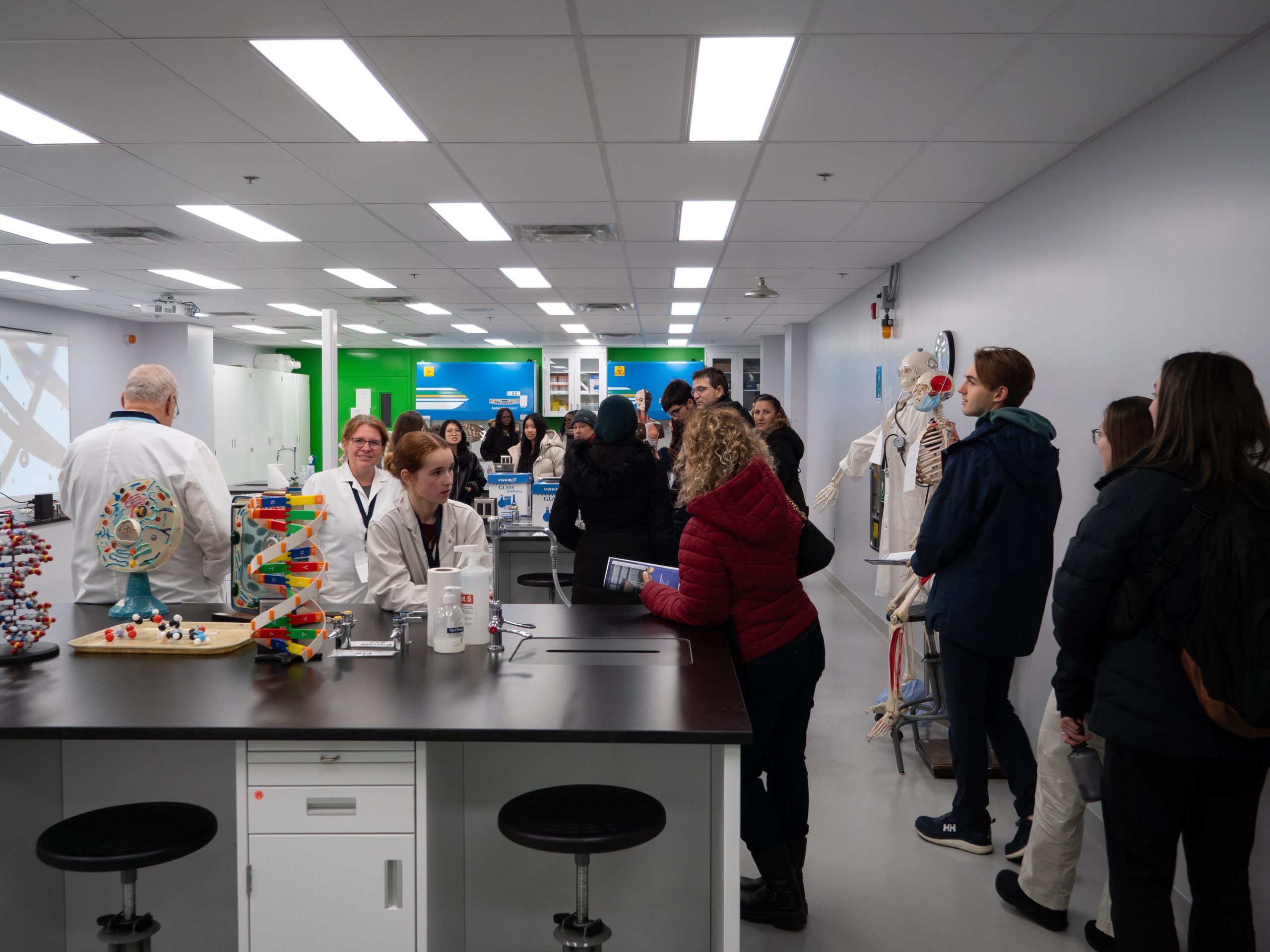 Visite des laboratoires scientifiques offerte à de futurs étudiants du Collège Montmorency. (Photo gracieuseté)