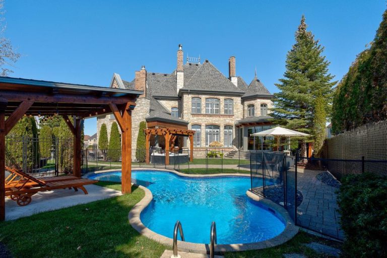 11 maisons de luxe en vente à plus de 3 M$ à Laval Cour arrière de la maison située au 340, rue des Roseaux, qui est l'une des plus chères en vente à Laval selon Centris. (Capture d'écran - Centris)