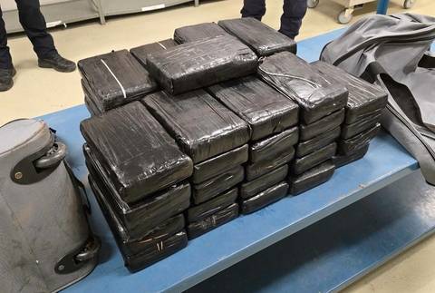 53 kg de cocaïne présumée saisis, 2 individus accusés La cocaïne présumée saisie par des agents de l’Agence des services frontaliers du Canada. (Photo gracieuseté - GRC)