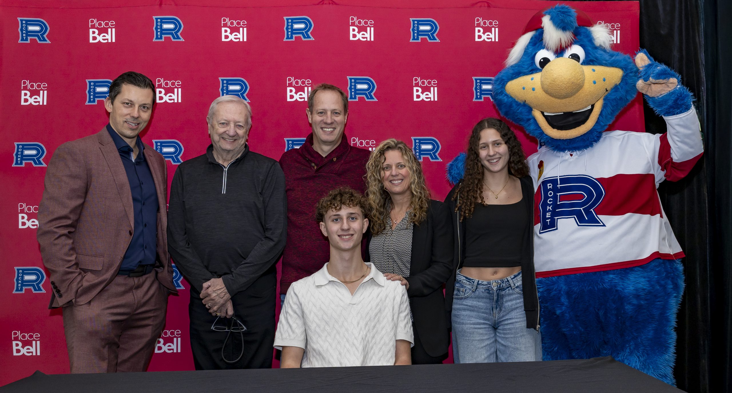 Bruno Gervais, invité spécial du Club de la médaille d’or en compagnie de Mickaël Allaire et sa famille ainsi que la mascotte du Rocket de Laval. (Photo gracieuseté - Pierre Paradis)