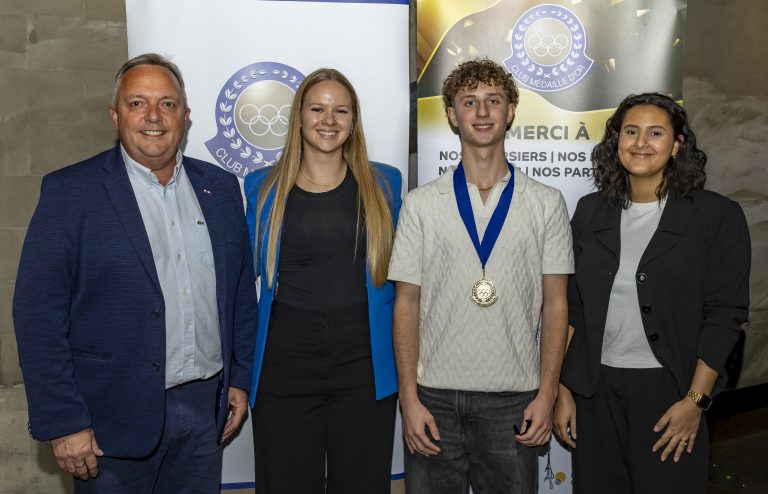 Sylvain Yelle, conseiller municipal de la Ville de Laval, Frédérique Collerette, spécialiste des communications et relations communautaires pour le Rocket de Laval, Mickaël Allaire, boursier du Club de la médaille d’or, et Zaineb Ben Youssef, attachée politique de M. Carlos Leitao, député fédéral. (Photo gracieuseté - Pierre Paradis)