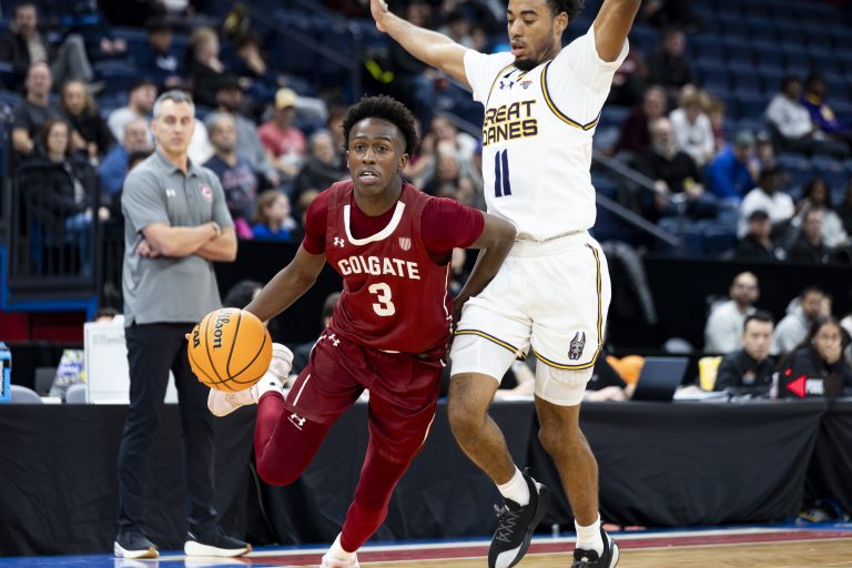 Des joueurs des Raiders de Colgate et des Great Danes de l'Université d'Albany lors d'un match de la Classique du Nord à la Place Bell. (Photo gracieuseté - Tim Snow)