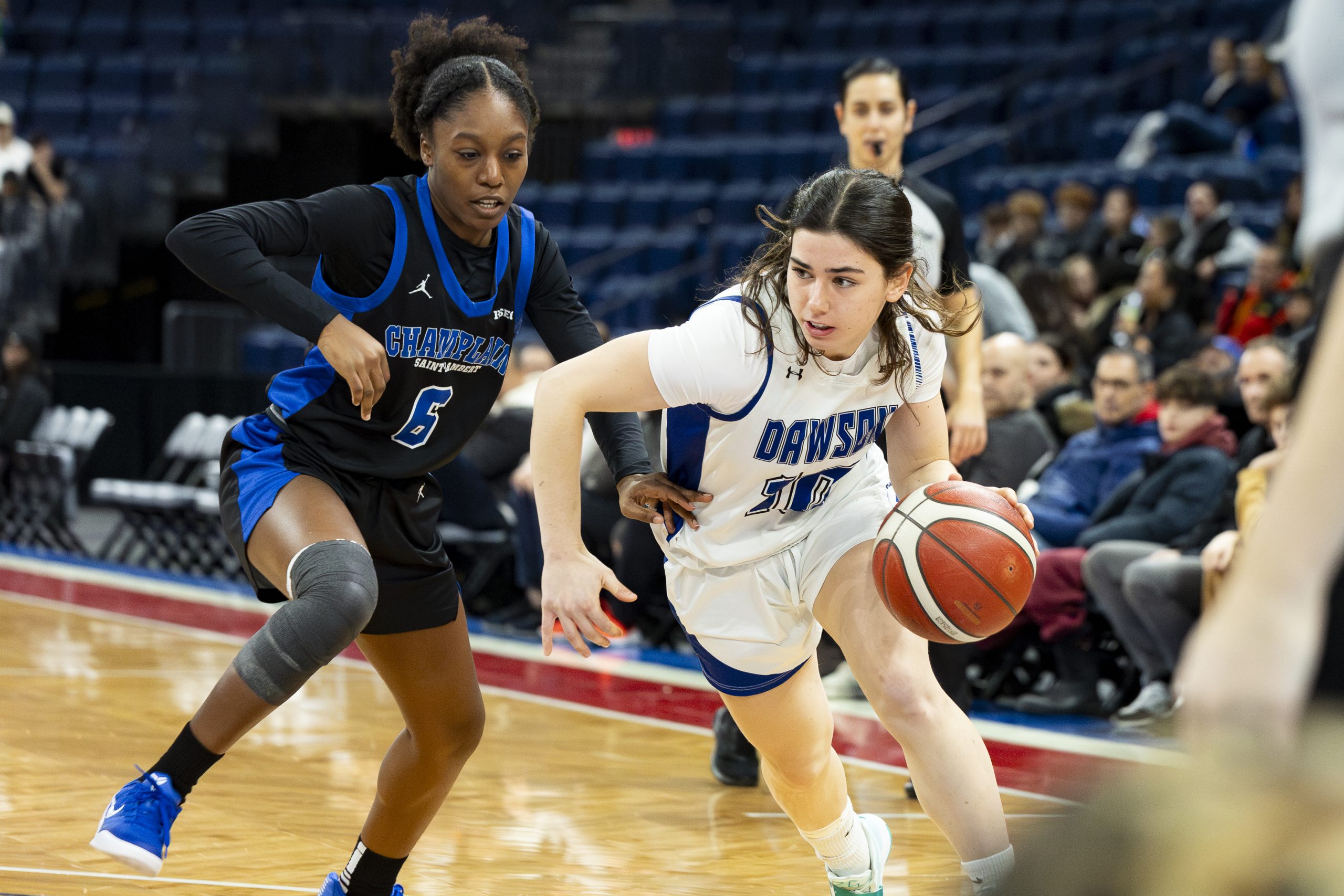 Un premier match de basketball féminin a eu lieu à la Place Bell à l'occasion d'un duel entre les collèges Dawson et Champlain. (Photo gracieuseté - Tim Snow)