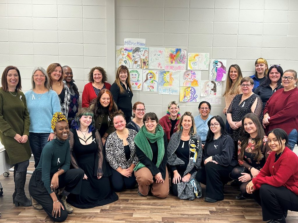 Rencontre de membres de la TCLCF devant leurs oeuvres, en décembre. (Photo gracieuseté)