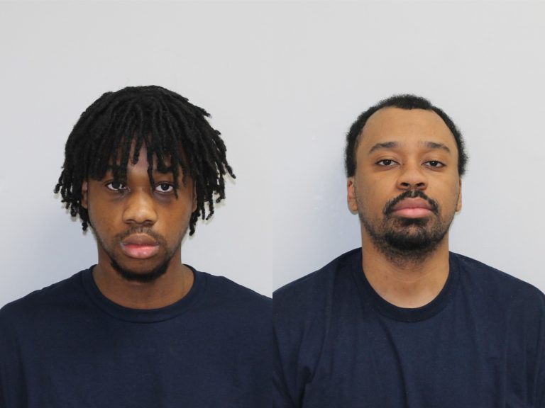 Deux arrestations et une arme à feu saisie à Laval La police de Laval a intercepté Abraham Bilongo Kisoba et David Dushimilimana alors qu’ils étaient en possession d’une arme à feu confisquée durant une intervention devant un établissement commercial de la région. (Photos gracieuseté - Service de police de Laval)