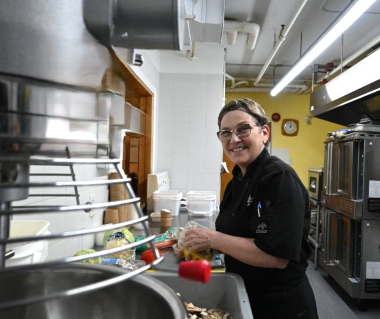 L’Association des popotes roulantes de Laval a 30 ans Chantal Cloutier, sous-cheffe à la cuisine de production du Centre d’Entraide du Marigot, popote roulante desservant Pont-Viau et Laval-des-Rapides. (Photo gracieuseté - Page Facebook - Centre d'entraide du Marigot)