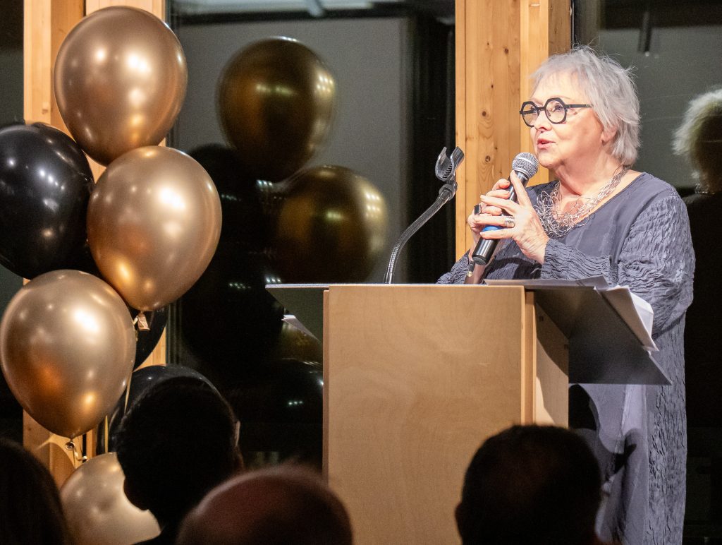 Francine Ruel s’adressant à la salle lors du 30e anniversaire de l’APRL. (Photo gracieuseté - France Saint-Germain Photographe)