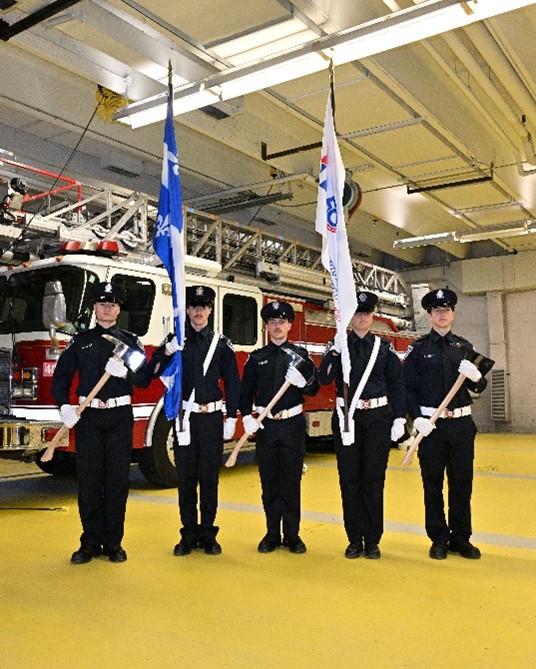 L’escorte et drapeaux de l’IPIQ formé d’élèves. De gauche à droite : Ruby Caro, Noah Provencher Adrien Côté, Frédérique Chouinard et Samuel. (Photo gracieuseté)