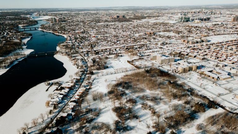 Aperçu du parc Bernard-Landry bordant la rivière des Prairies dans Laval-des-Rapides.