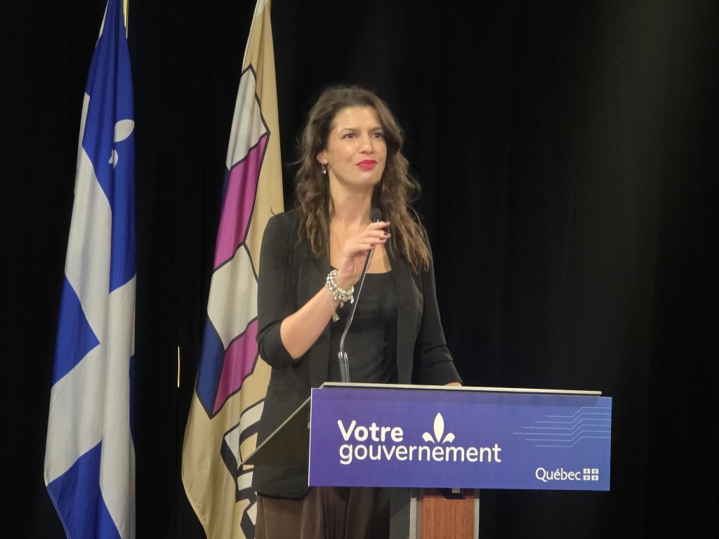 Geneviève Guilbault a profité de sa présence à Laval pour annoncer qu’elle travaille actuellement avec le palier fédéral afin de conclure dès que possible une entente portant sur le logement. (Photo 2M.Média – Corinne Prince)