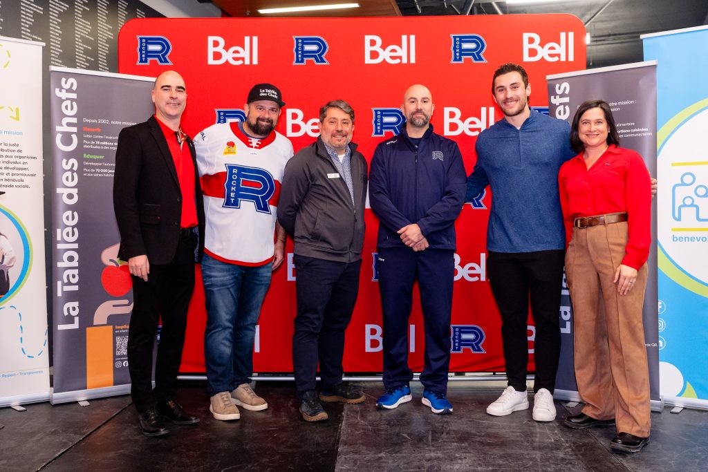 Représentant.e.s des trois organisations impliquées et dignitaires présents lors de l’événement du 15 décembre. (Photo gracieuseté)