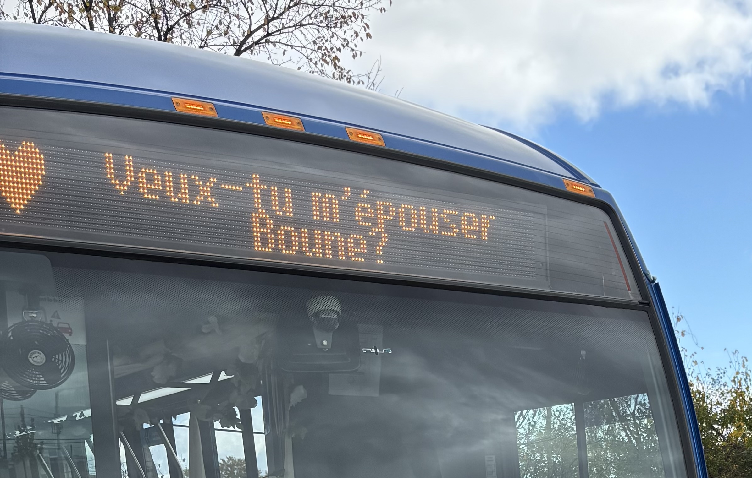 Un autobus de la STL a été décoré afin de rendre cette demande en mariage encore plus spéciale. L'enseigne électronique a aussi été modifiée pour l'occasion. (Photo gracieuseté)