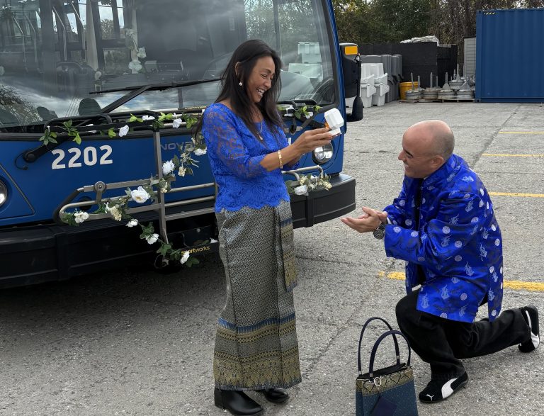 Demande en mariage toute spéciale pour un chauffeur de la STL François Plante, chauffeur de la STL, a demandé sa conjointe Boune en mariage devant l'autobus qu'il conduit tous les jours. (Photo gracieuseté)
