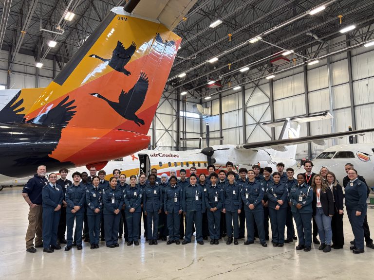 Les membres de l’Escadron 784 Saint-Vincent-de-Paul lors de la visite des locaux de Air Creebec (Photo gracieuseté - Lieutenante Ève-Marie Roy)