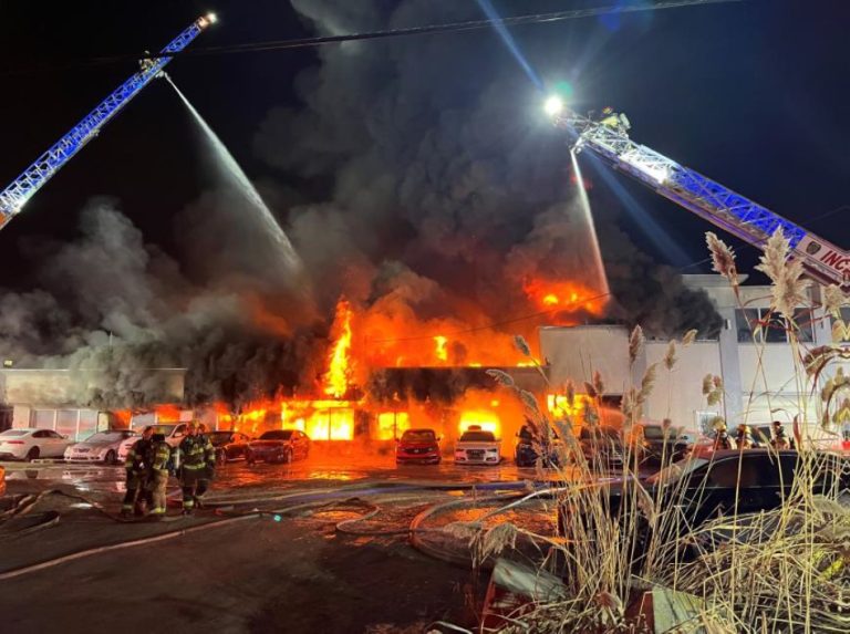 VIDÉO | 3,3 M$ de pertes dans le feu suspect d’un centre de recyclage à Laval Les pompiers ont mis une nuit entière à maîtriser cet imposant feu ayant causé un total de dommages évalués sommairement à quelque 3,3 M$. (Photo gracieuseté)