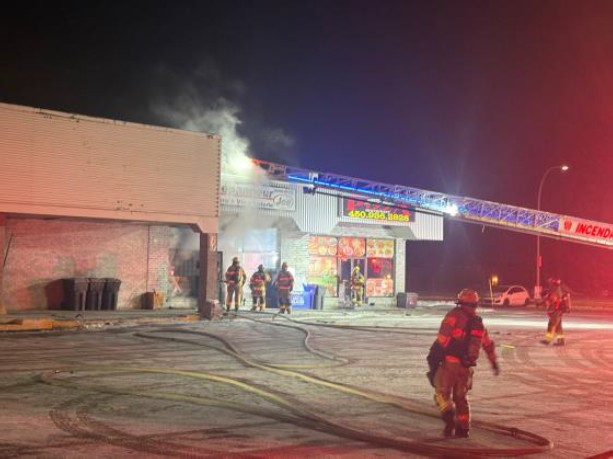 Dans la soirée du mardi 30 décembre, un dépanneur de Saint-François a été la cible d’un feu suspect que les pompiers de Laval ont maîtrisé en moins de 30 minutes. (Photo gracieuseté)