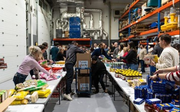 Pour sa campagne annuelle de paniers de Noël, le Centre de bénévolat et moisson Laval a reçu 8500 kilos de denrées du Groupe GEYSER. (Photo gracieuseté – Groupe GEYSER)